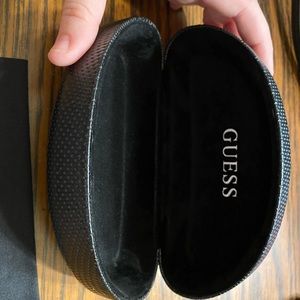 Sunglasses case with cleaning cloth
